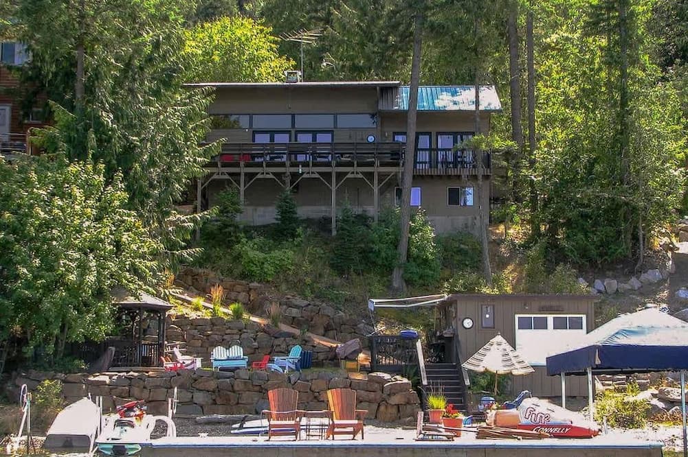 Sagle Cabin | Dog Friendly Cabin on Lake Pend O'reille with Hot Tub and Lakefront Views, Perfect for a Family Retreat on the Lake
