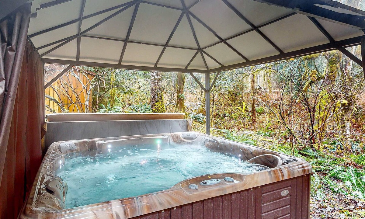 Mount Hood Village House | Dog-friendly cabin with deck, hot tub & firepit - walk to Sandy River