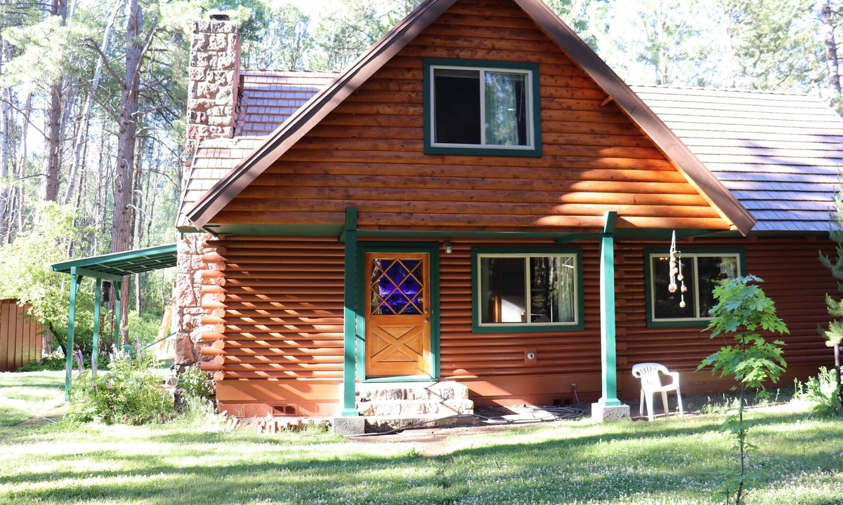 Klamath Falls Cabin | Dog-friendly Home with Hot Tub - Near Crater Lake National Park
