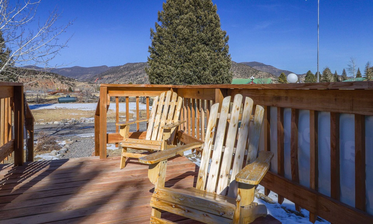 South Fork Cabin | Dog-friendly log cabin with WiFi, entertainment, easy ski access & on-site pool