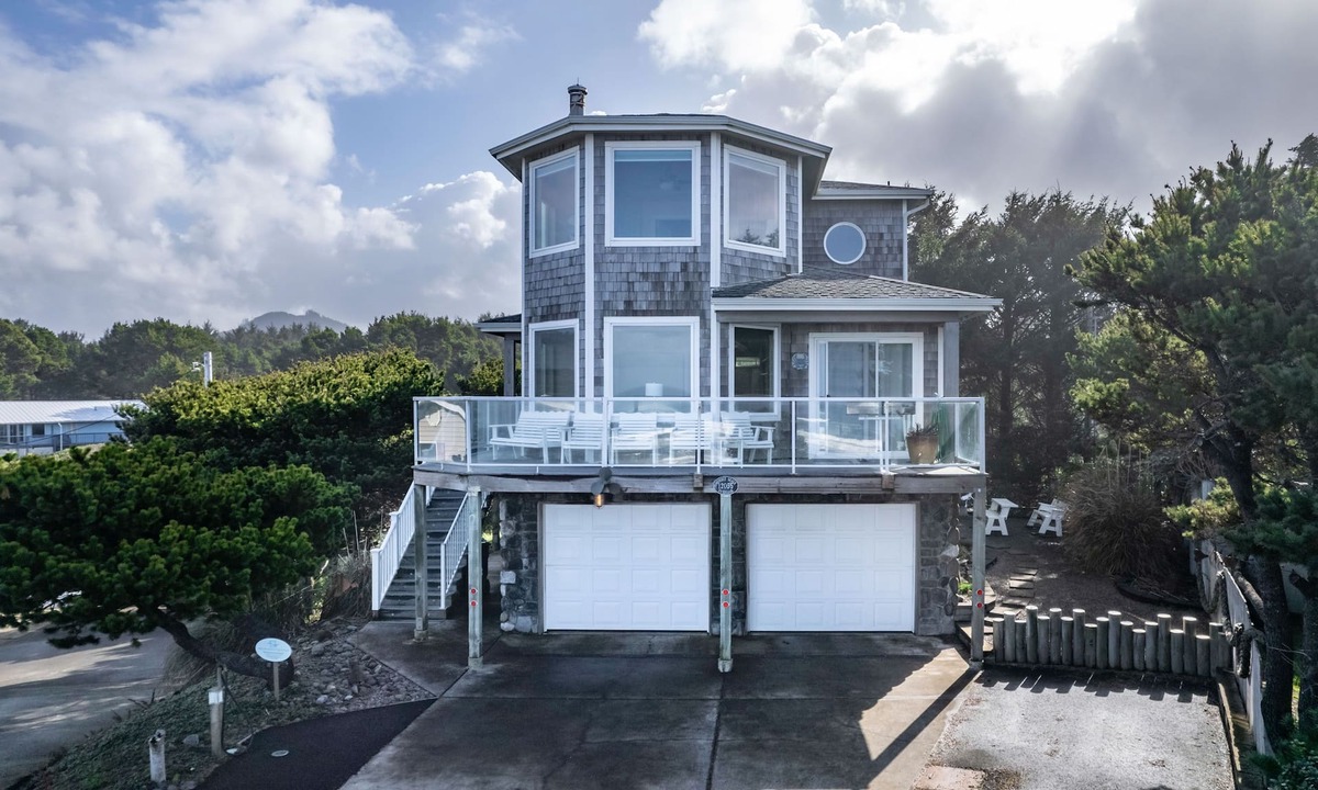 Beverly Beach House | Dog-Friendly Newport Ocean View Bluff Retreat w/Rec Room, Walk to Beach!