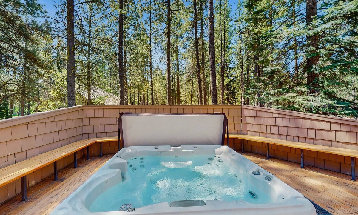 Black Butte Ranch Cabin | Dog-friendly cabin with pool, sauna, private hot tub, & great deck