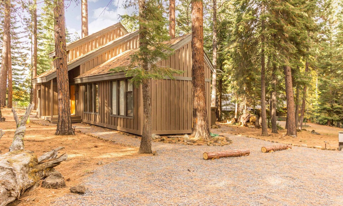 Black Butte Ranch Cabin | Dog-friendly cabin with deck, mountain views, pools, & hot tubs
