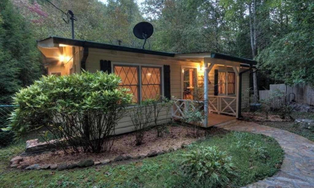 Cashes Valley Cabin | Dogwood Creekside Stay