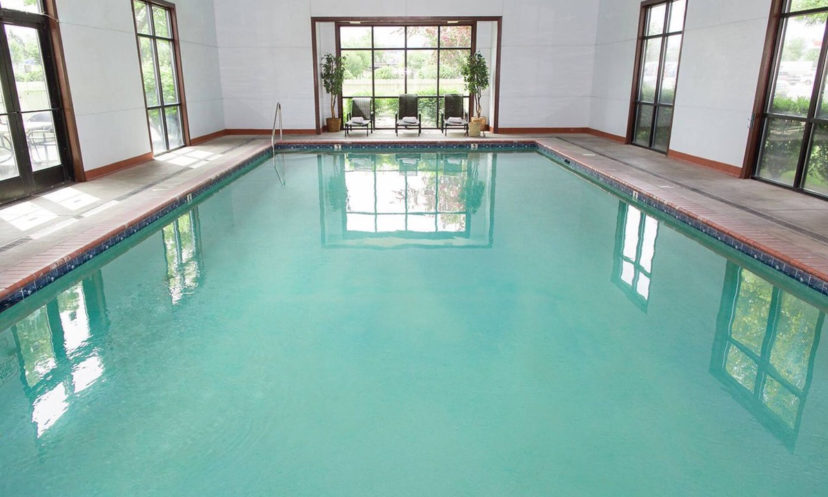 Medford Apartment | Double Queen Room | Breakfast Included | Near MFR