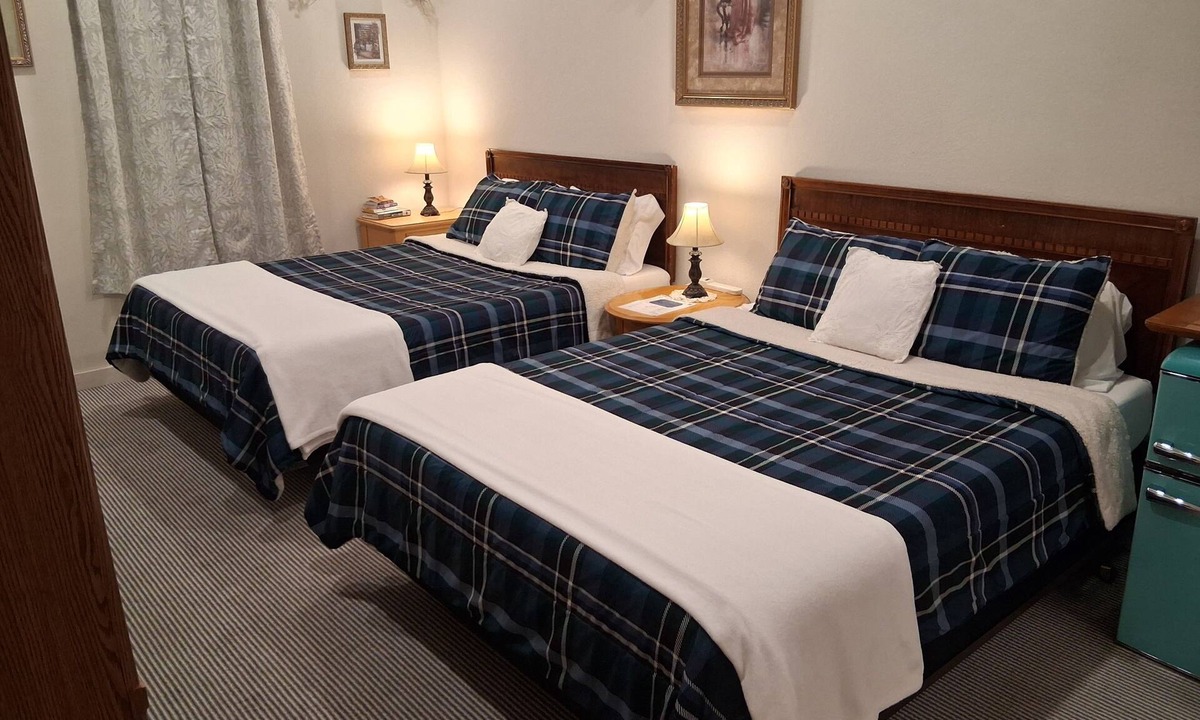 Salmon Hotel | Double Queen Room