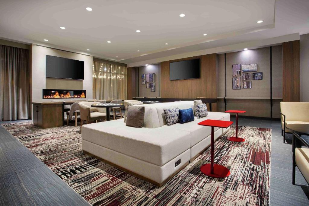Bedford Park Hotel | DoubleTree by Hilton Chicago Midway Airport, IL