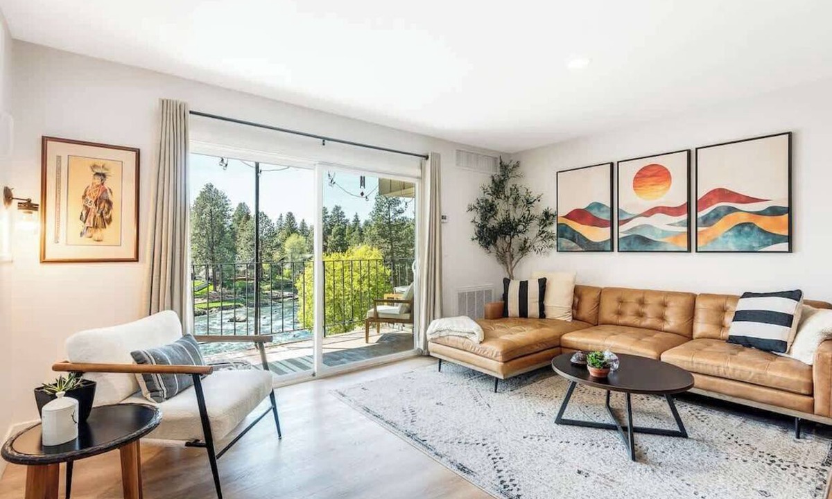 Bend Condo | Downtown condo with a view and hot tub access