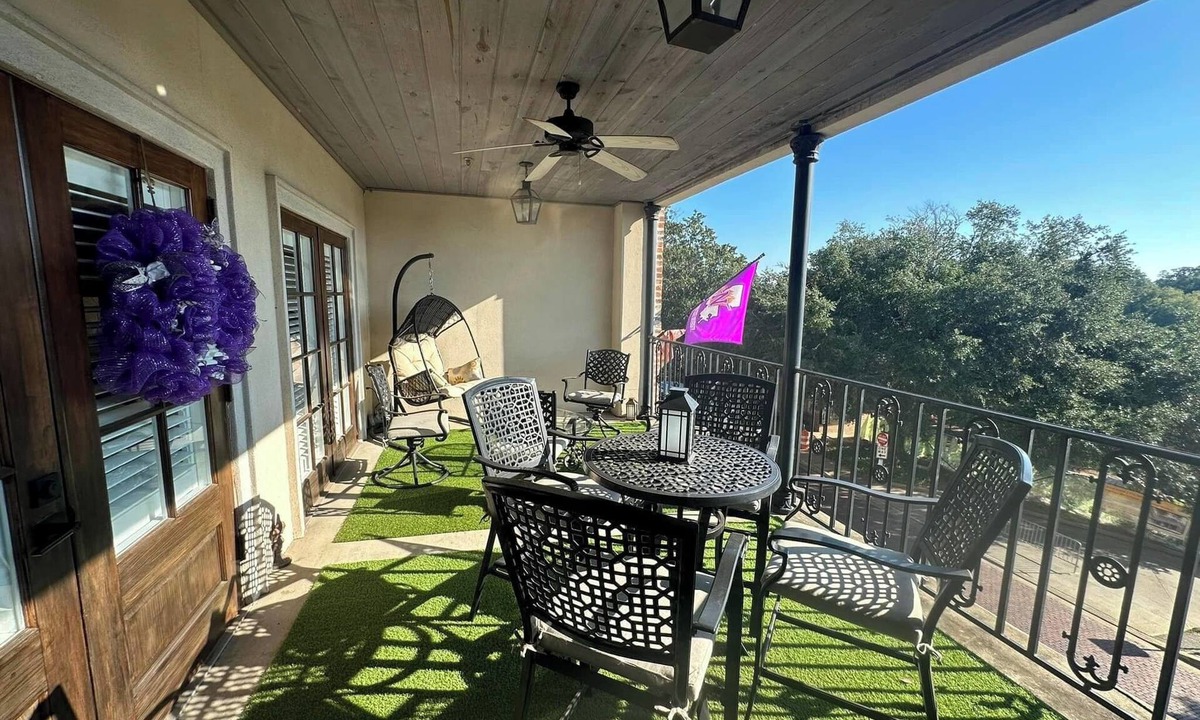 Natchitoches House | Downtown Front Street 2-bedroom townhome with balcony views