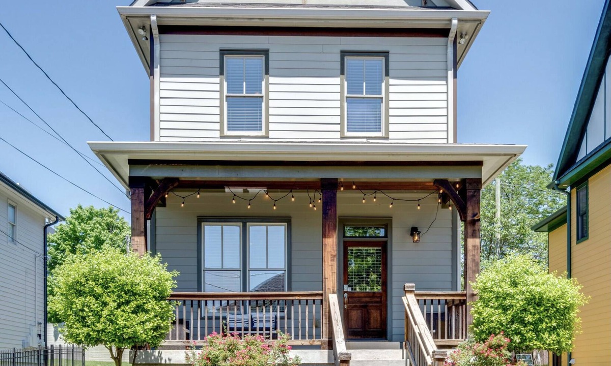 Hope Gardens House | Downtown house! Sleeps 10!