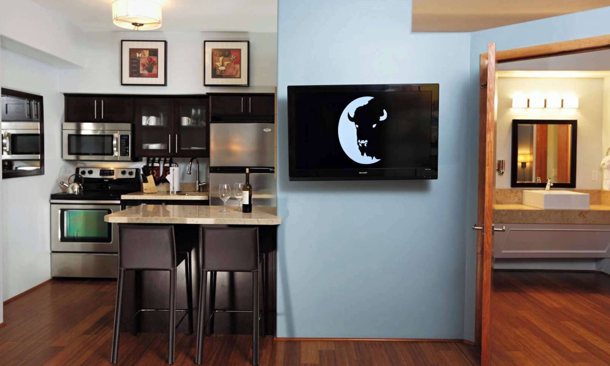 Jackson Hotel | Downtown Jackson - 1 Bedroom Miller Park Deluxe Suite