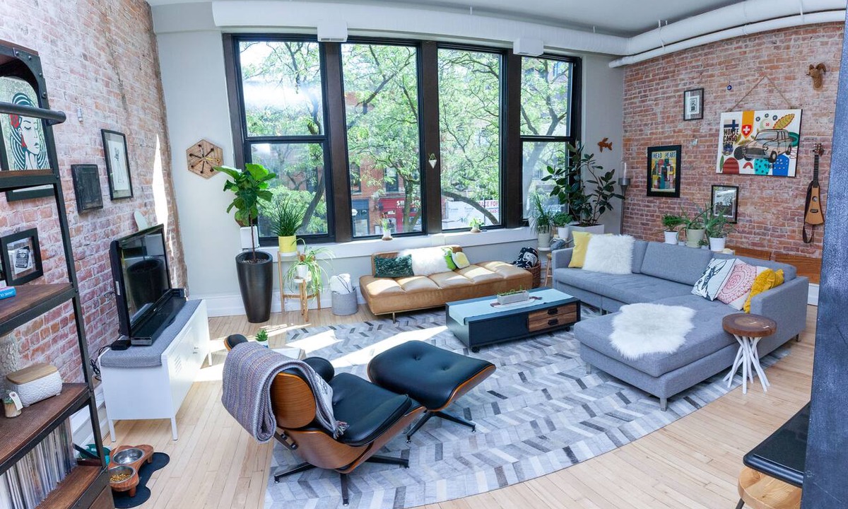 Old West Side Condo | Downtown Loft, 2BR, 1BA, 4BDs, Free Pkg, WiFi, AC, STR26-1315