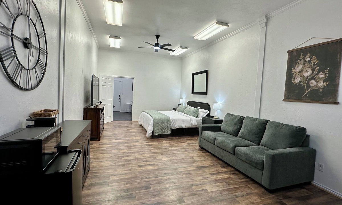 Malad City Apartment | DOWNTOWN MALAD-walk everywhere! Cozy Modern Retreat King Bed + Historic Charm
