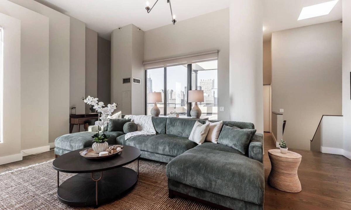 Printers Row Apartment | Downtown Penthouse 5bd VIEWS | Parking, Gym+Pool