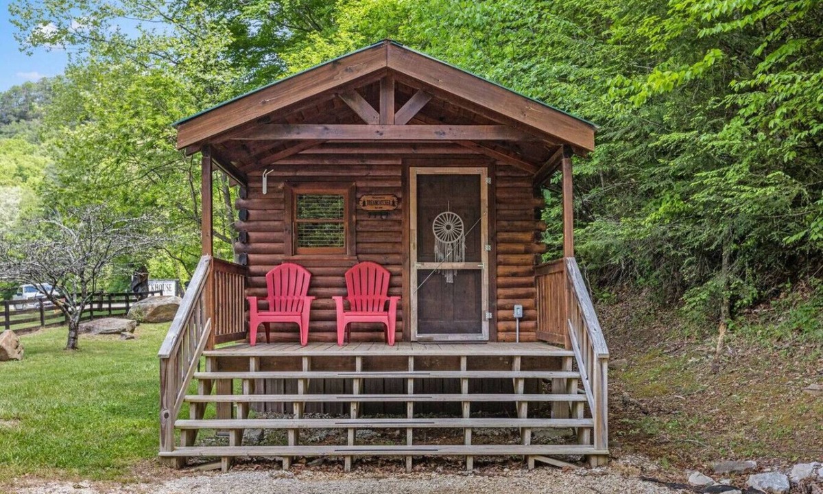 Rogers Cabin | Dreamcatcher- Firepit, WiFi, Private Hiking, 4 mins to Natural Bridge