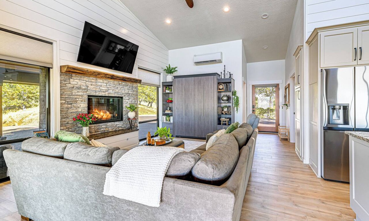 Roseburg Cottage | Dreamy Hilltop View: Roseburg Retreat w/Hot Tub!