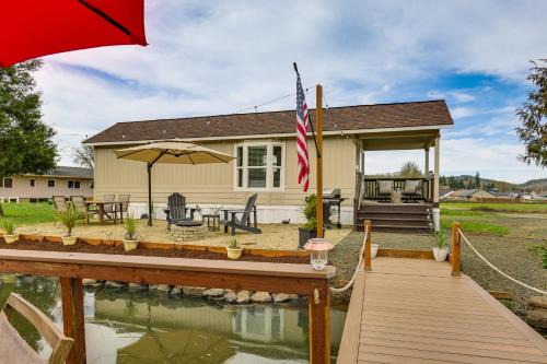 Oakland House | Dual-Cottage Getaway in Oakland w/Private Pond