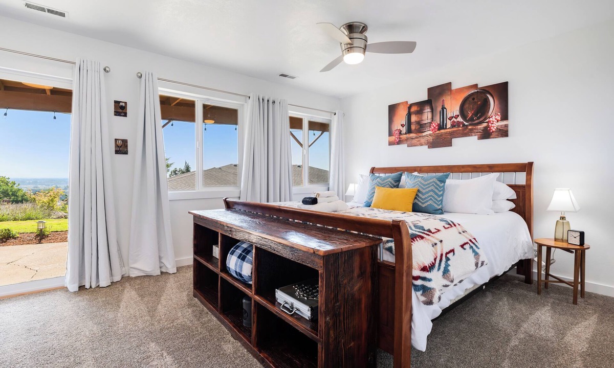 Dundee House | Dundee Hills Haven | King Suite, Sauna & Views