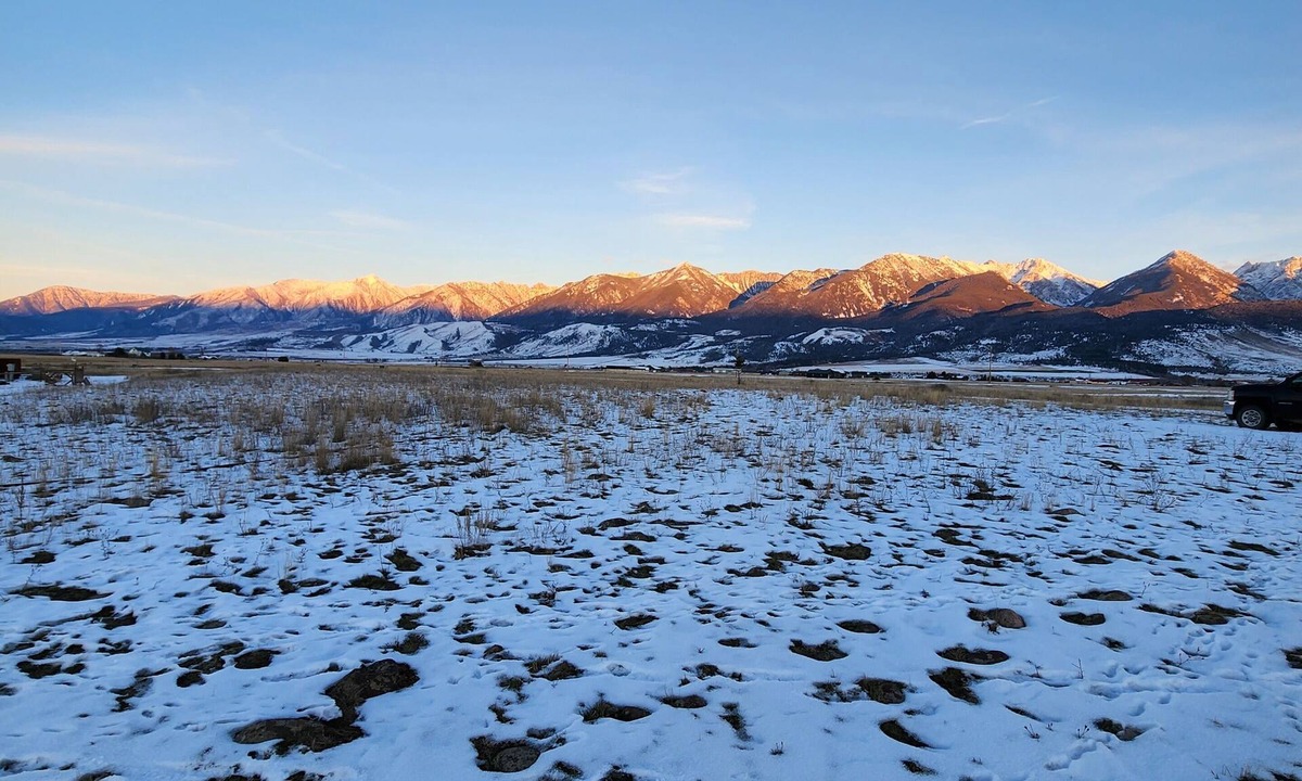 Livingston Apartment | Duplex with gorgeous mountain views!
