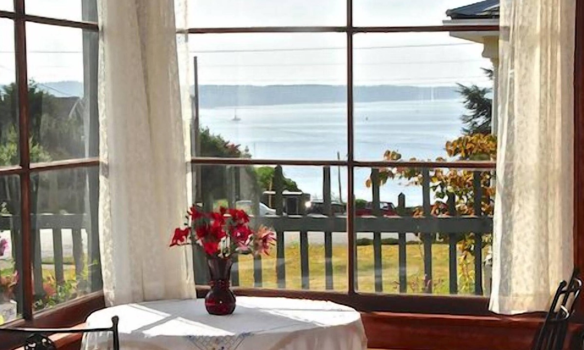 Port Townsend Historic District House | DYNAMITE WATER VIEW. WATCH BOATS & FERRY SAIL-BY. 4 MINUTE WALK TO DOWNTOWN