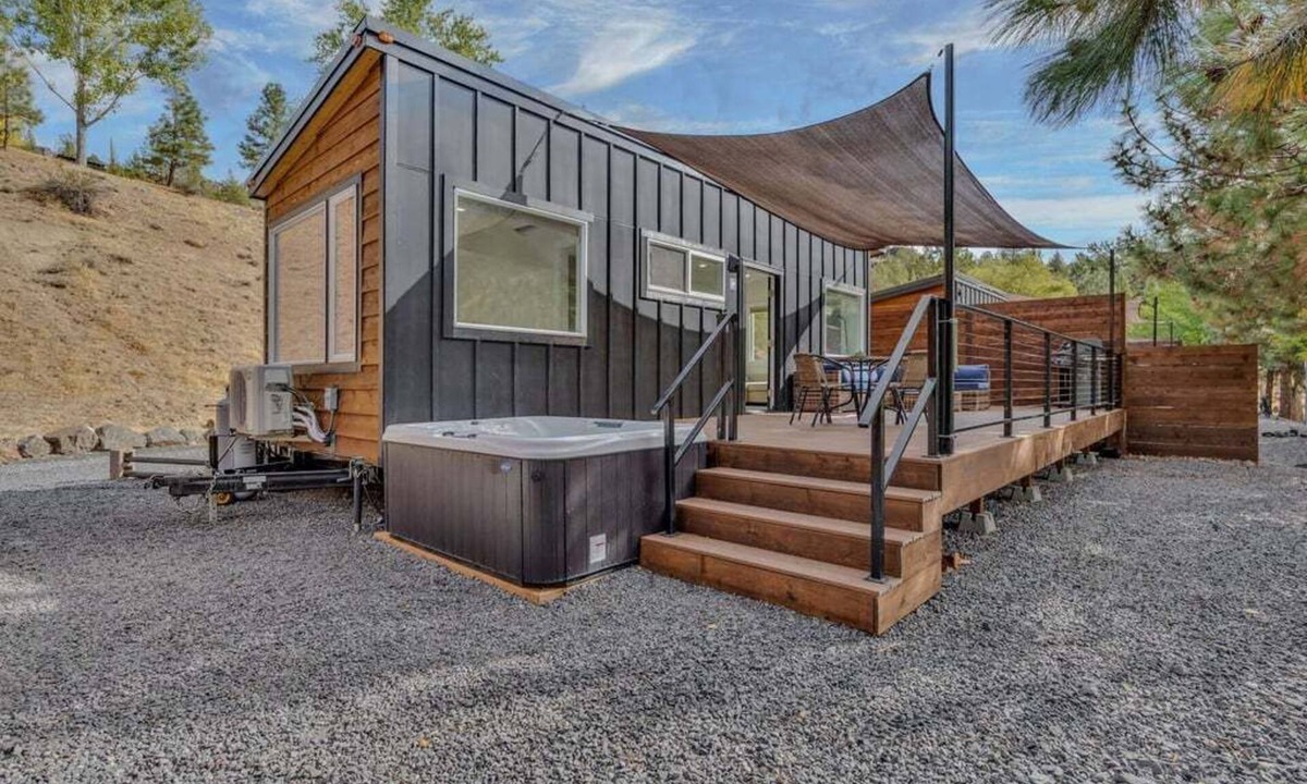 Madras House | Eagles Landing Tiny Home B02 - Hot Tub