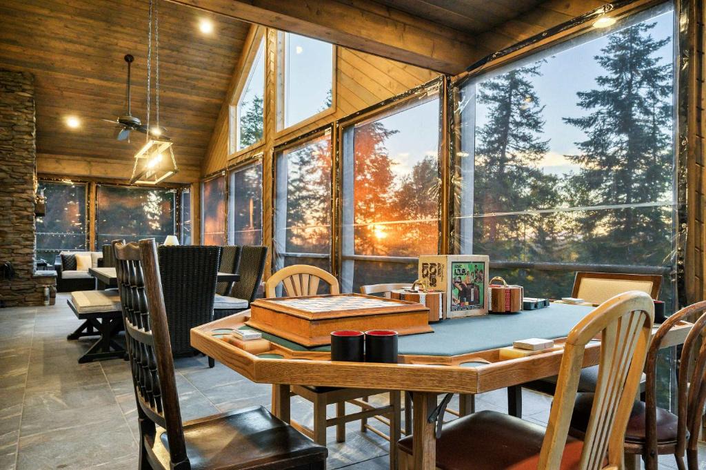 Coeur d'Alene House | Eagles Nest River View Dome Hot Tub & Swim Pond