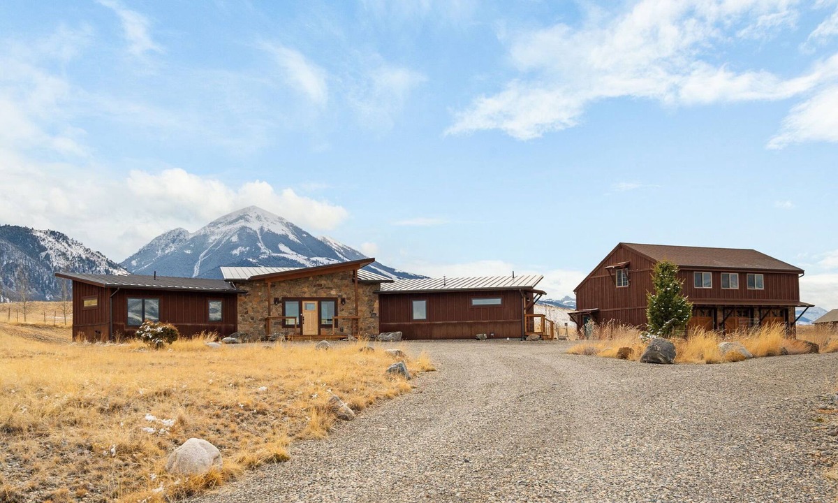 Pray House | Eagles Wings is a gorgeous 3-bedroom property with incredible mountain views!