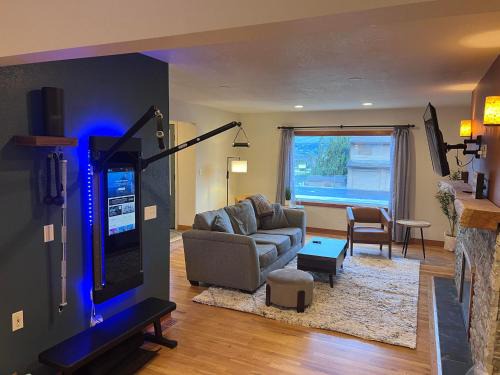 Monitor House | East Wenatchee Oasis 4BR, Pool, Hot Tub, Loop Trail