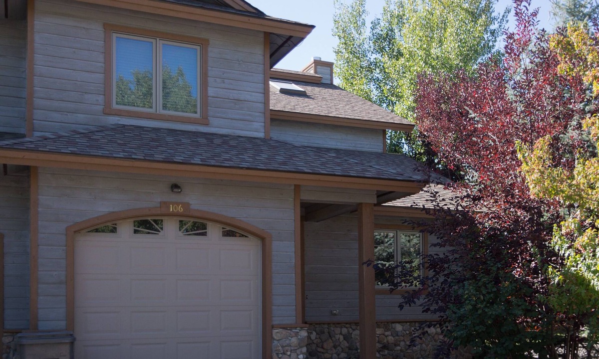 Victor House | Easy Access to Jackson Hole, Targhee, Tetons, Yellowstone. Private Hot Tub.
