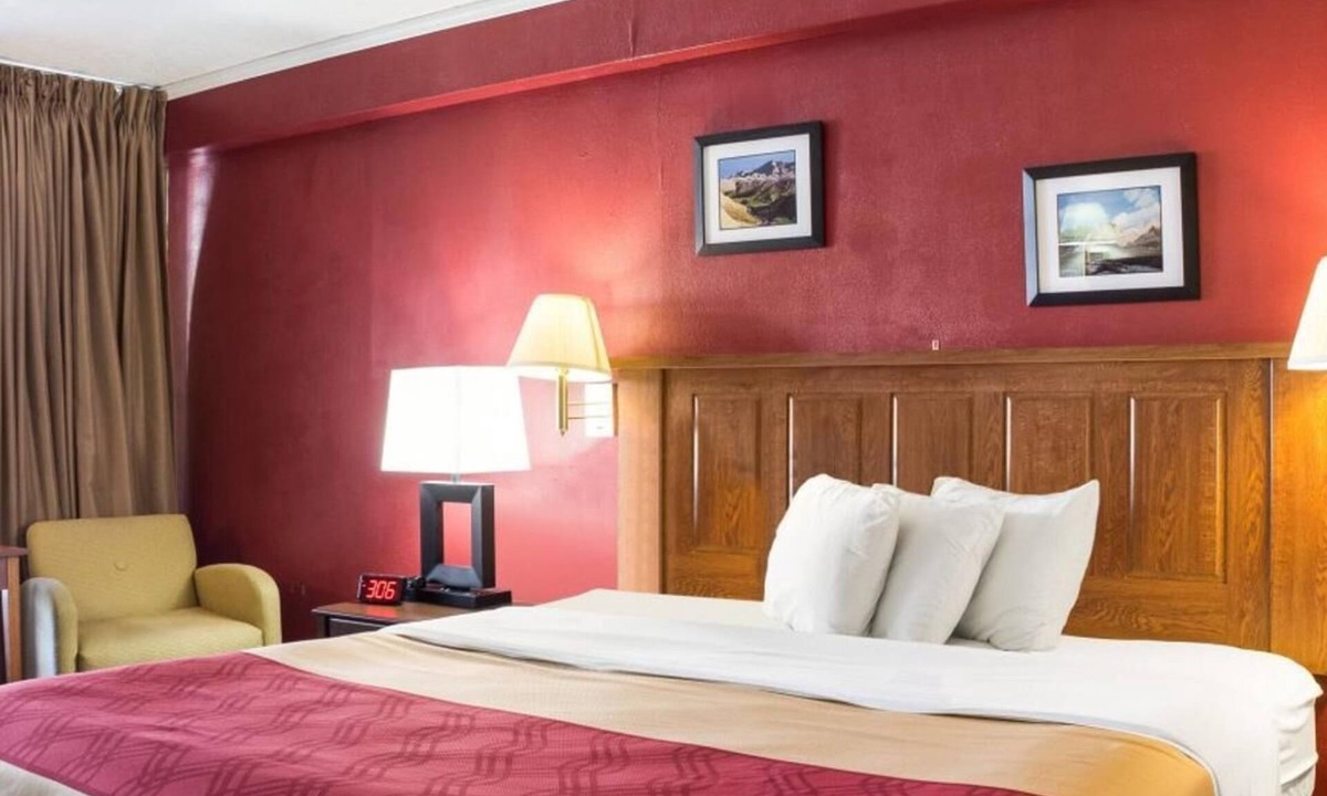 Pinnacles Entrance Badlands Hotel | Econo Lodge Wall