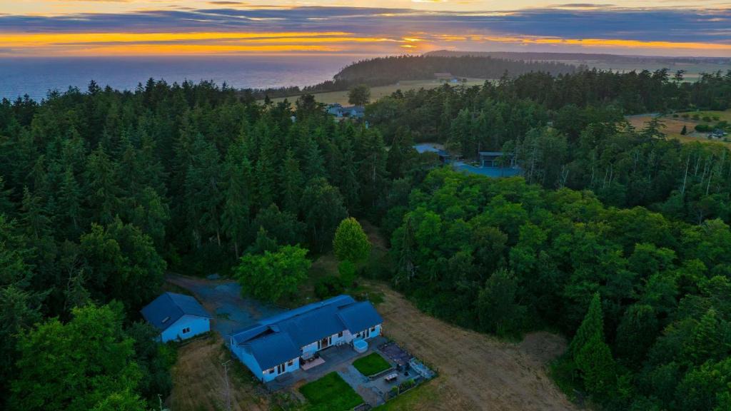 Coupeville House | Edgefield Farmhouse by AvantStay