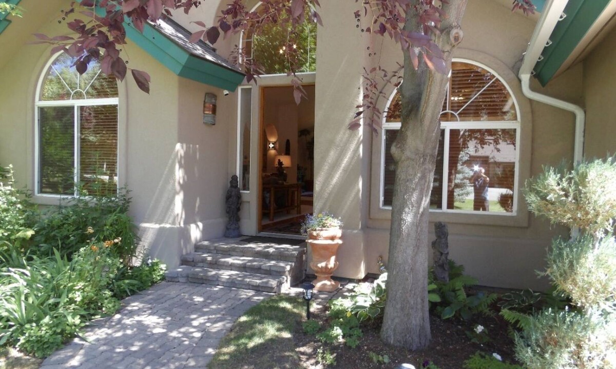 Hailey House | Elegant 3-bedroom house in marvelous North Hailey AVAILABLE MARCH 2026 ONLY