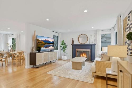 Windermere House | Elegant 3B House near UW Remodeled & EV Parking