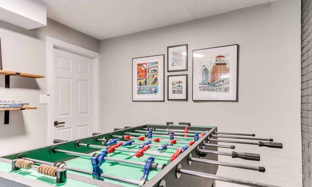 Des Moines Apartment | Elegant 4BR Split Foyer - Luxe Living