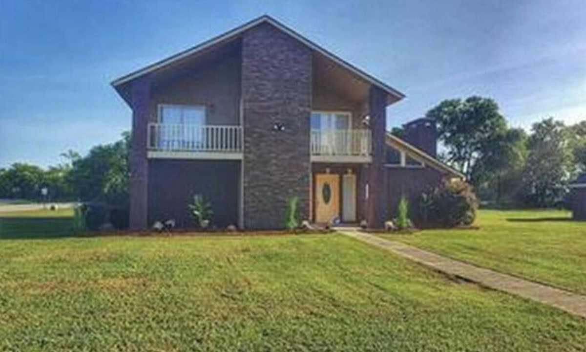Montgomery House | Elegant Home that sleeps 15 guests!