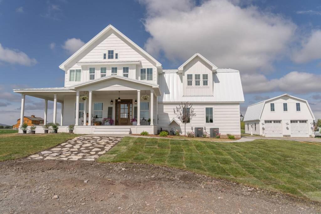 Rexburg House | Elegant Oxbow Farmhouse-Sleeps 20 (More pics soon)