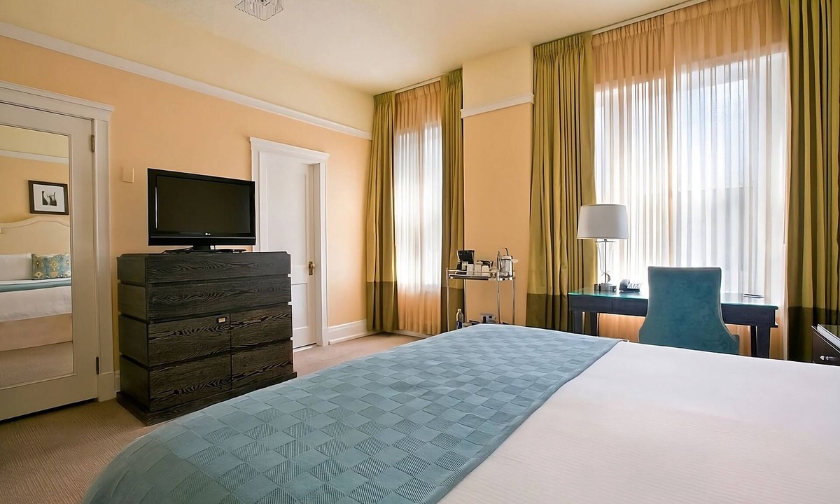Goose Hollow Hotel | Elegant Suite Escape | Onsite Parking | Pet Friendly | 2.3 mi to Pittock Mansion