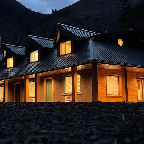 Riggins Hot Springs Hotel | Elesel Lodge