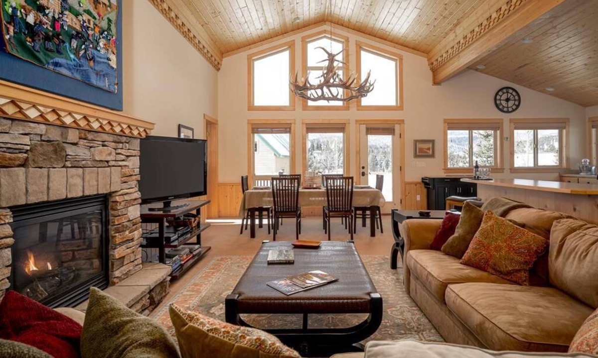 Lazy Acres House | Elk Crossing - Only 8 miles from West Yellowstone and the National Park!