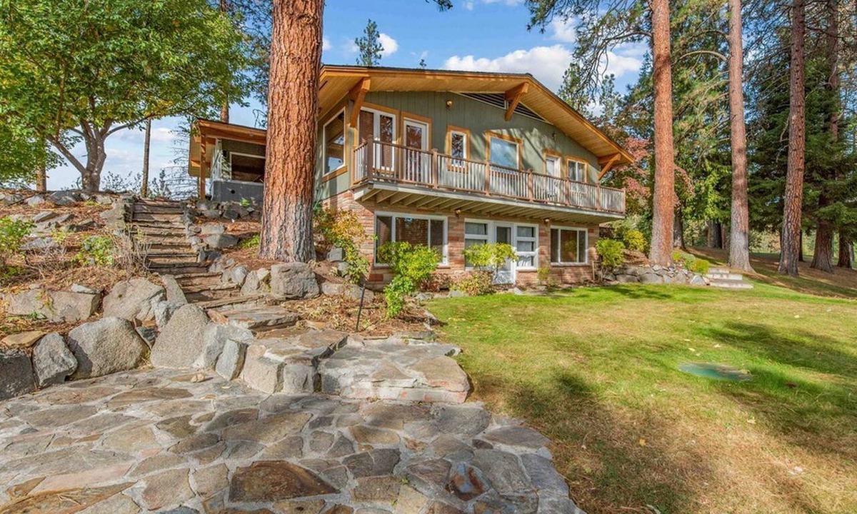 Leavenworth Cabin | Enchanting Cabin Rental with Private Hot Tub, Heated Stone Floors, and Stunning Views near Leavenworth, Washington