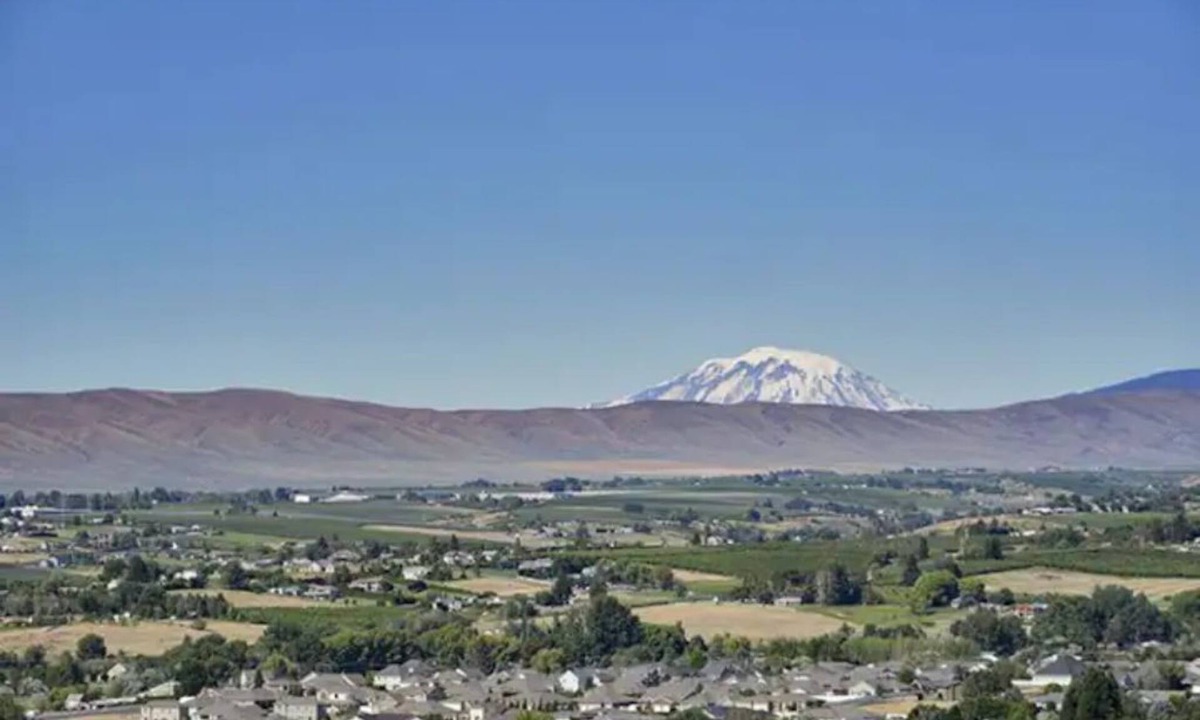 Yakima Apartment | Englewood Crest Nest. Spacious 2 bedroom. Pool Table, BBQ, Patio with view!