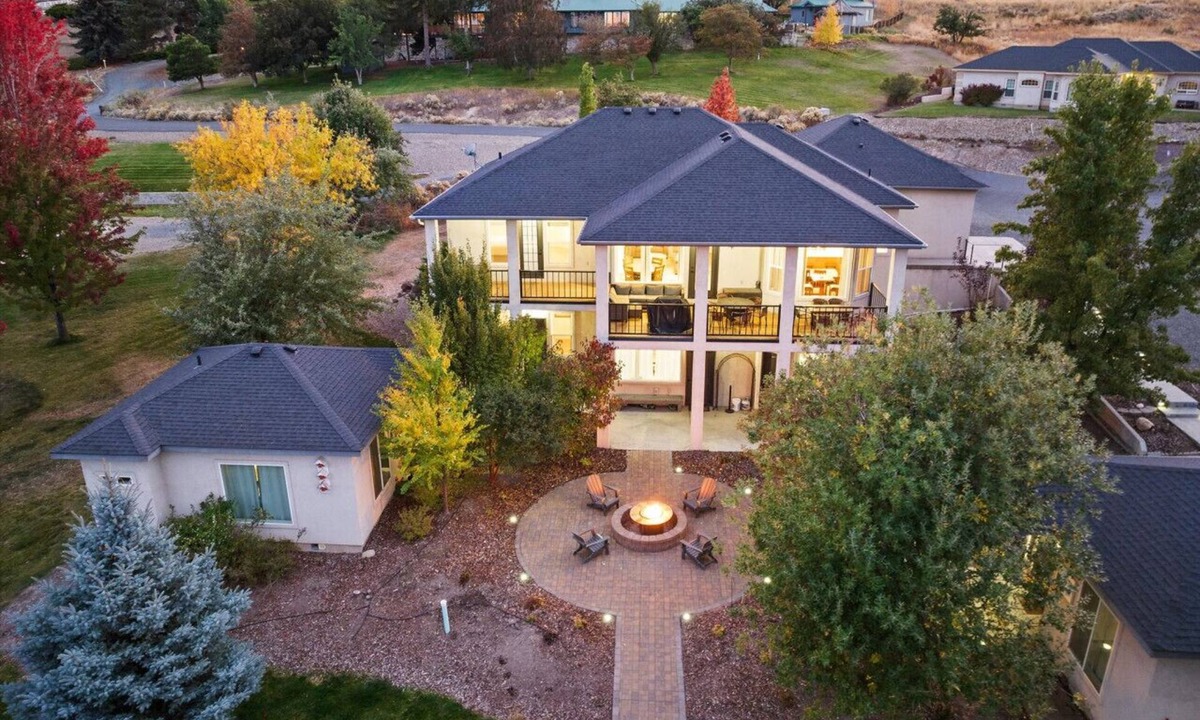 Baker City House | Entire Scenic Views Estate, Gorgeous 6 Bdrm, 5.5 Bath, Local Golfing 50% Off!