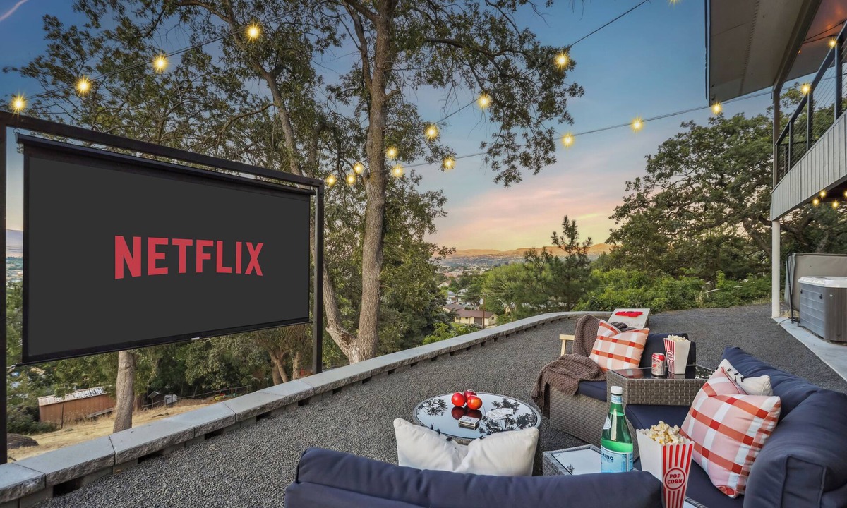 Chenoweth House | Epic Game Room, Outdoor Movie Night, Hot Tub, Fire Pit