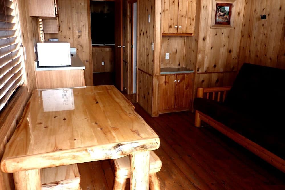 West Yellowstone Cabin | Equipped Cabin Ideal for a Rustic ans Serene Getaway in Montana