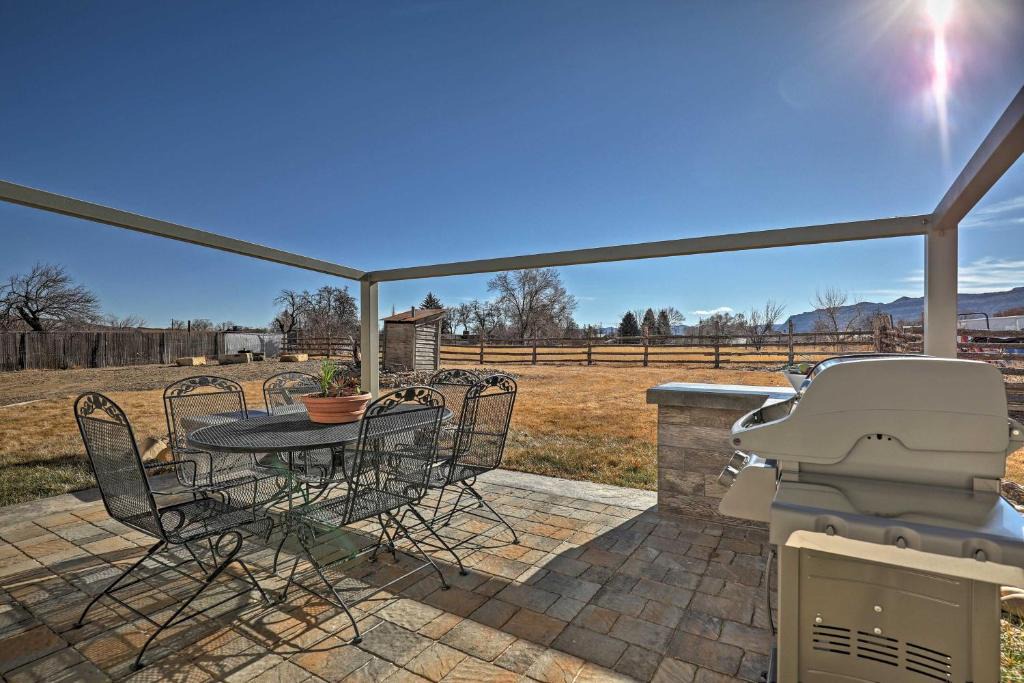 Escalante House | Escalante Home with Yard, Porch and Mtn Views!