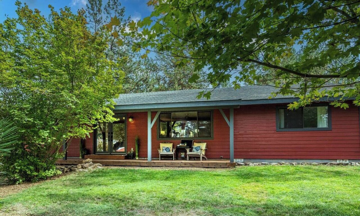 Deschutes River Woods House | Escape in the Pines - Cozy 3BR & Hot Tub