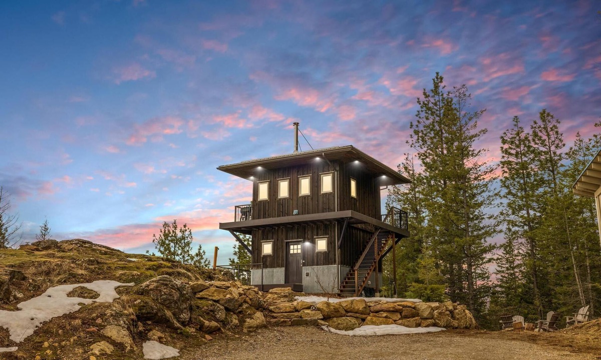 Sandpoint Apartment | Escape to Serenity: Lookout Tower with Hot Tub, near Schweitzer and Dog-Friendly
