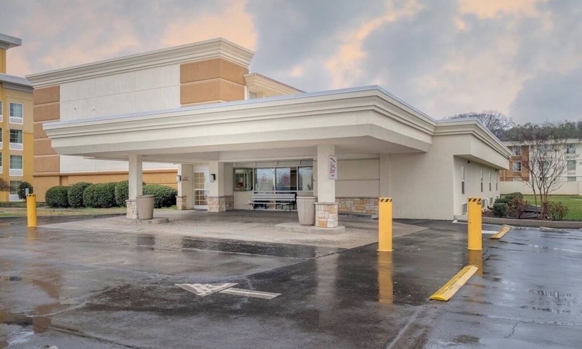 Knoxville Hotel | Essential Unit Perfect for University Visitors and Family Trips