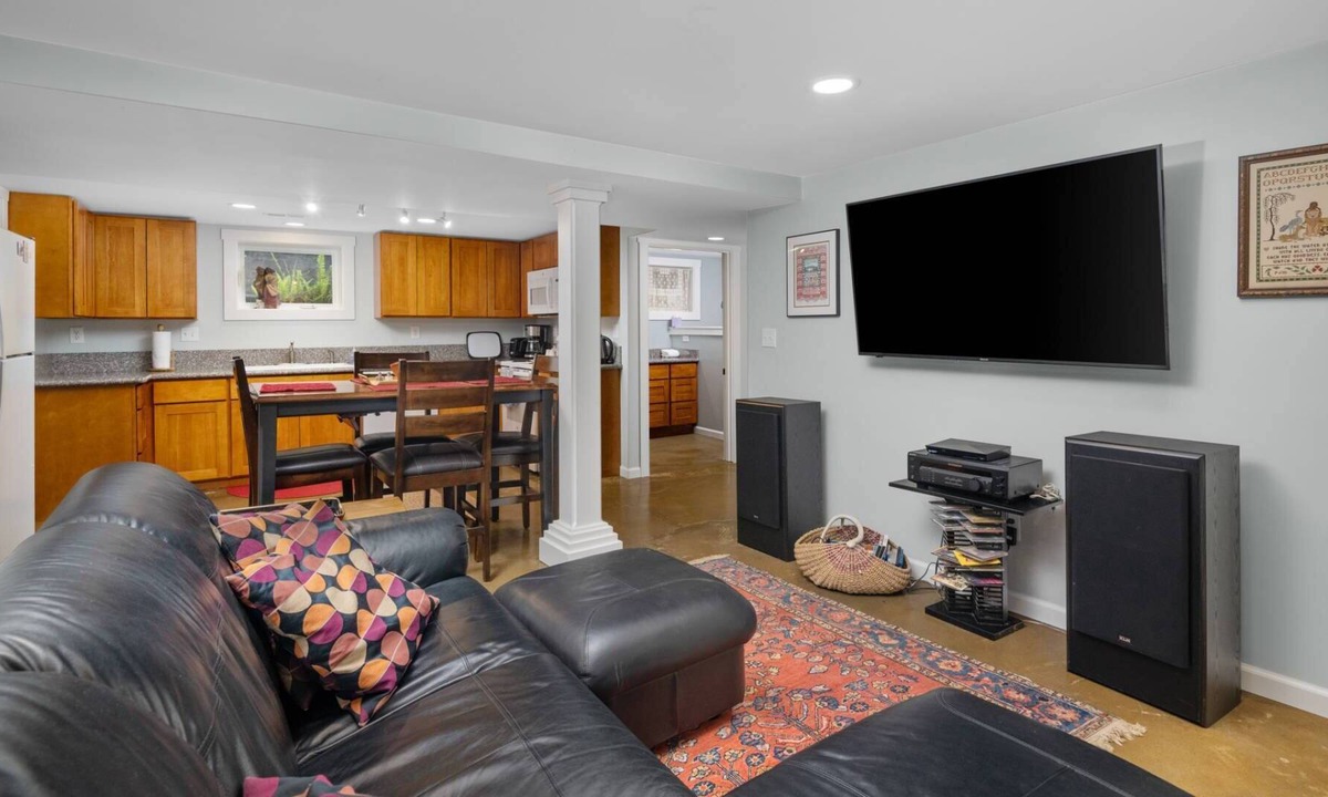 Hosford-Abernethy Condo | Exceptional Daylight Basement Location, Private Entrance, Cozy Patio Area w/ BBQ, Close 2 Everything
