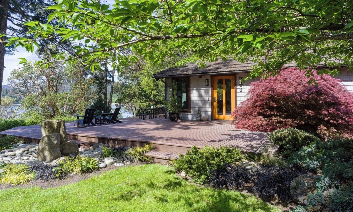 Eastsound House | Exceptional waterfront cottage with beach access. Private Hot Tub, One bedroom King Suite, Gas Fireplace, Radiant-Heated Floors, WIFI, Half Mile Walk to town along the beach. Kayak rentals nearby. Perfect for couples seeking relaxation by the water.